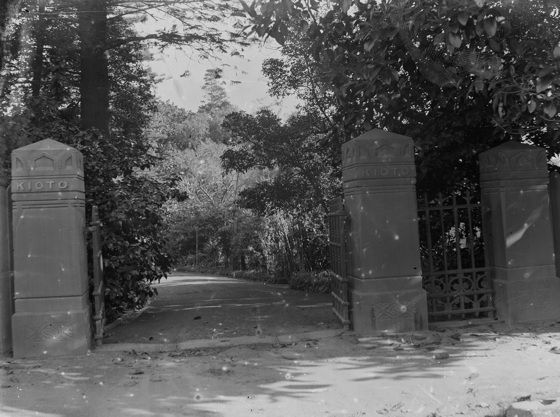The entrance gates of Kioto, Waverley, around 1912 / Ann Marie Parnell, photographer