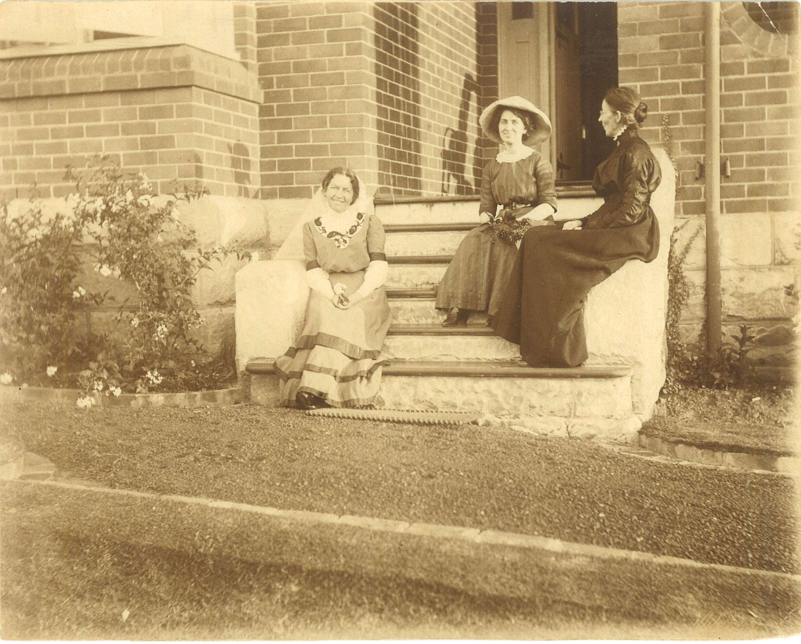 Effie Thorburn, Margaret Ross Macgregor and Janet Leslie on the front steps of Warro, 5 Warrangi Street, Turramurra, around 1912 / James Barnet Steel