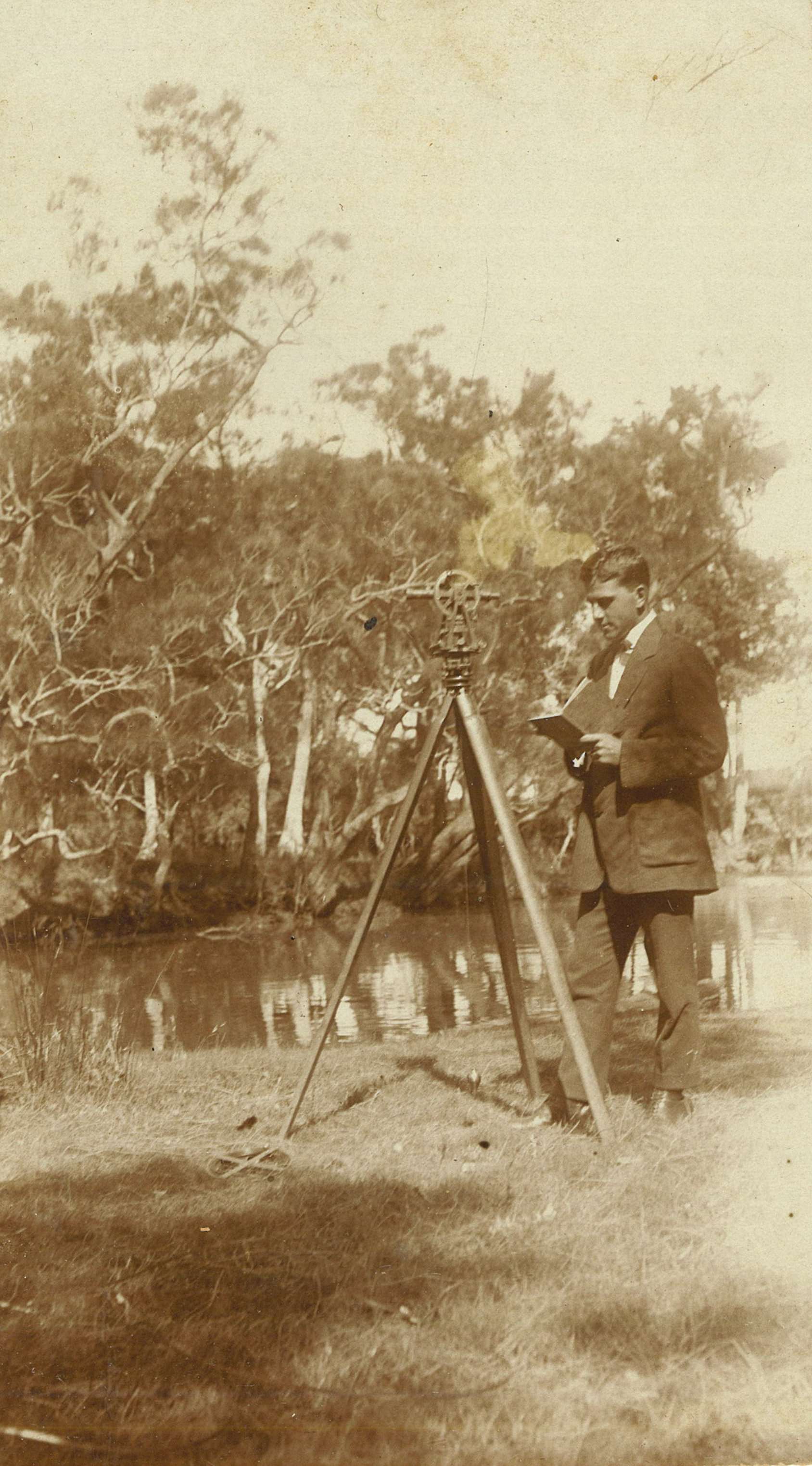The surveyor's assistant, Robert Barnet, around 1914 / Robert Barnet