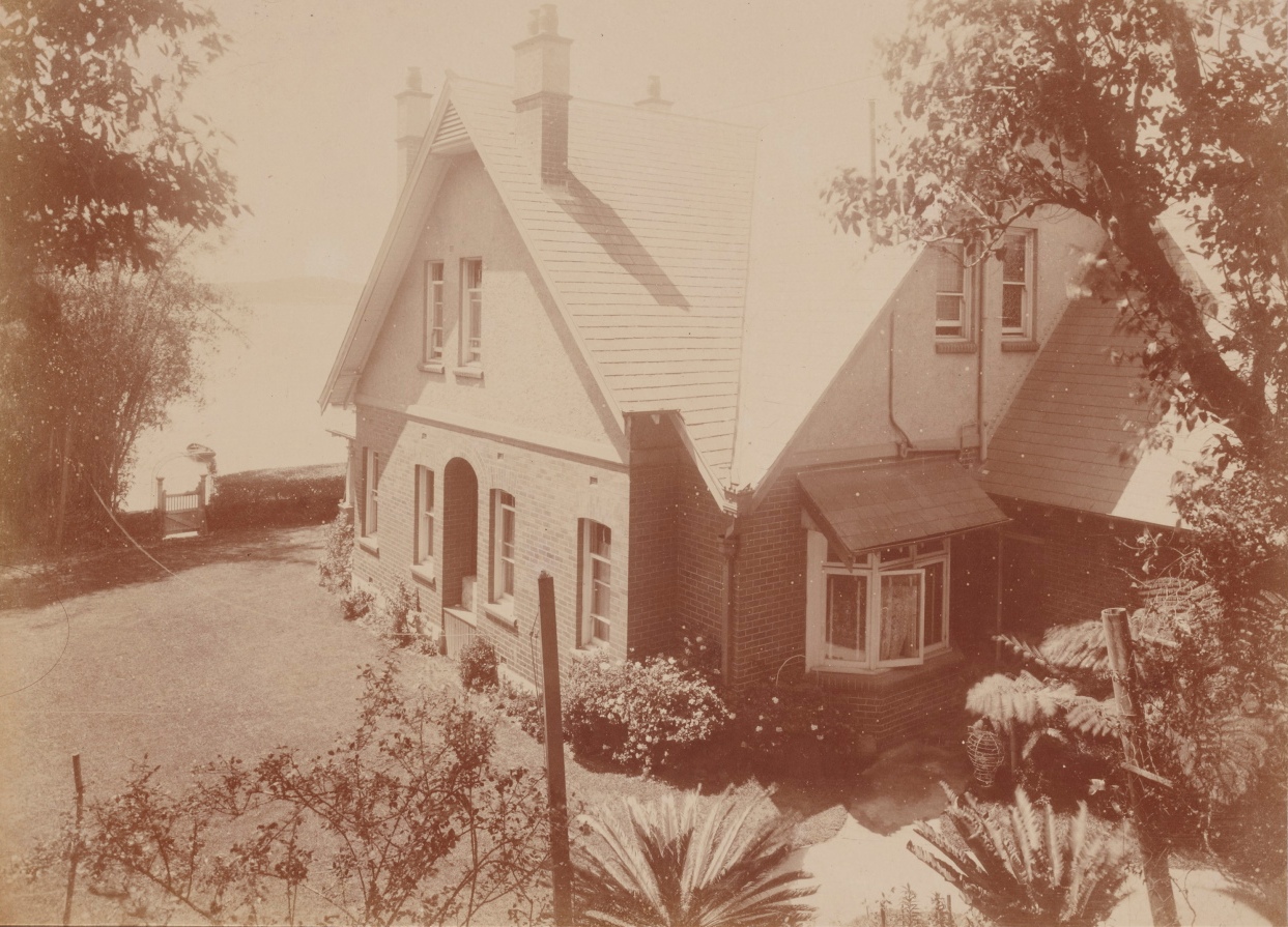 Angle view of Braeside, Wolseley Road, Woollahra Point, Sydney, 1913 / photographer unknown