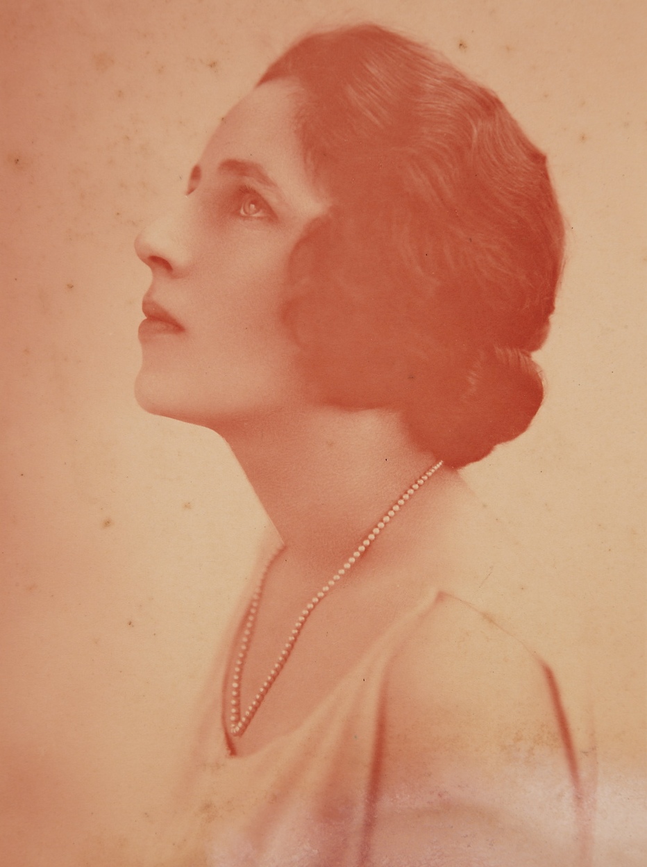 Studio portrait of Dora Walford, nee Alexander, 1923 / Bernice Agar