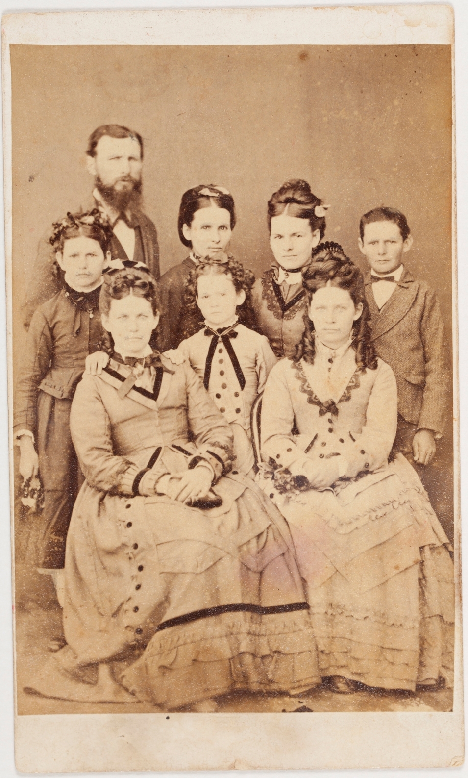 The 8 children of Robert Thorburn and his wife Jessie Catherine Thorburn, nee McKenzie, around 1872 / photographer unknown