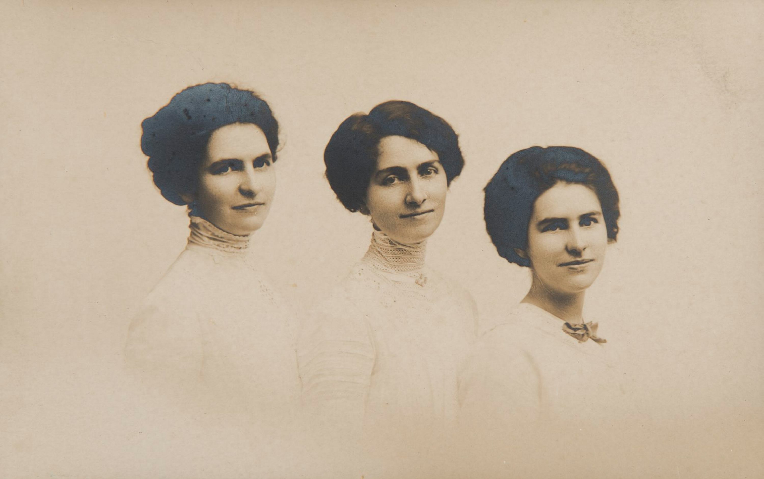 Studio portrait of the Macgregor sisters: Helen, Margaret and Elgin, around 1914 / Jas. C. Cruden