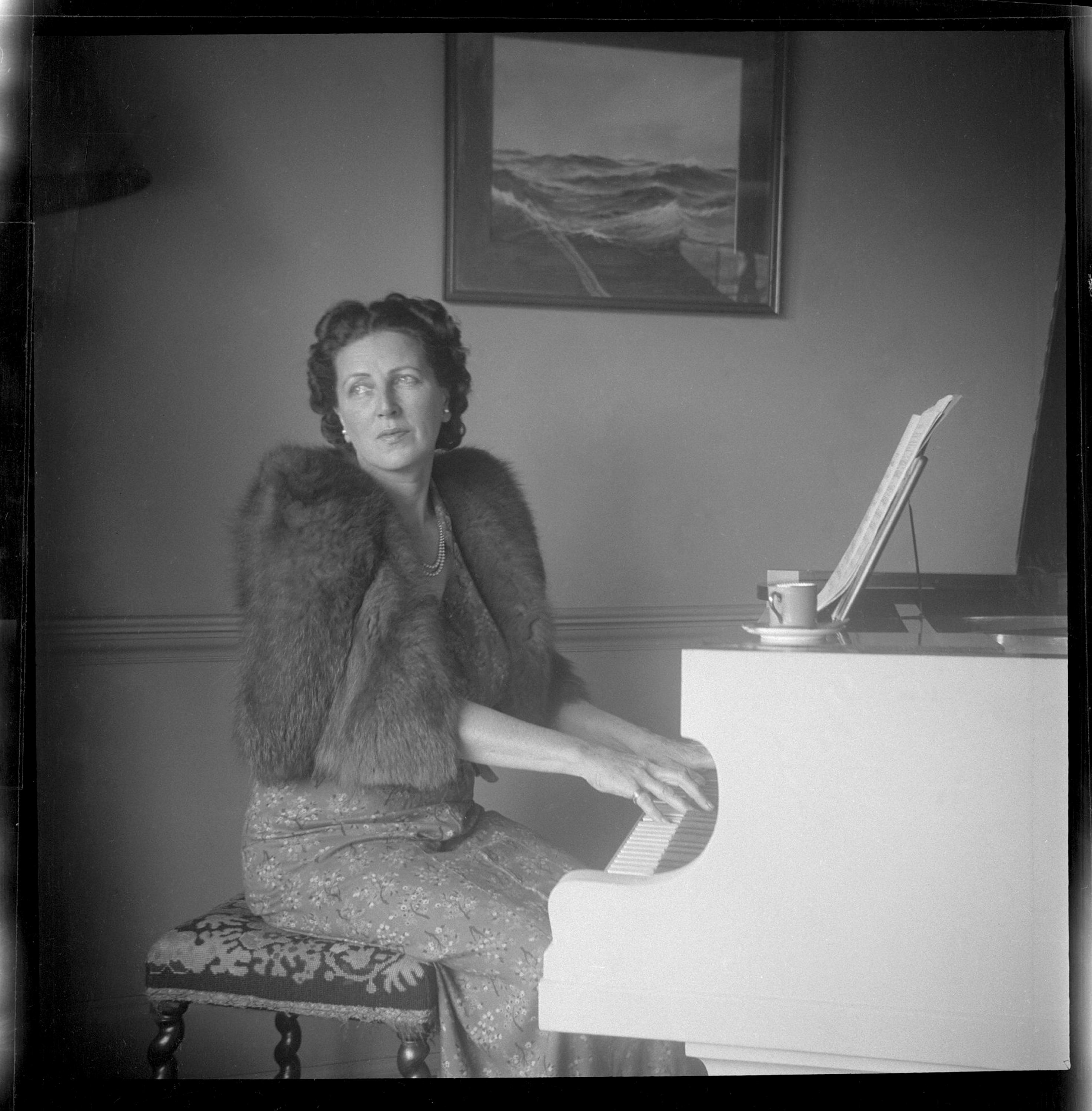 Dora Knowles Davies playing piano at home no.1 St Swithun Street, Winchester, around 1943 / photographer unknown