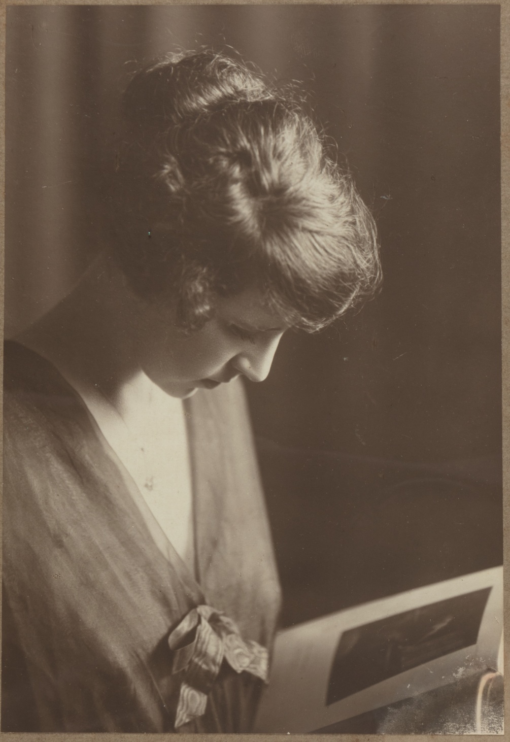 Studio portrait of Dora Alexander, 1916 / C. & B. Macfarlane