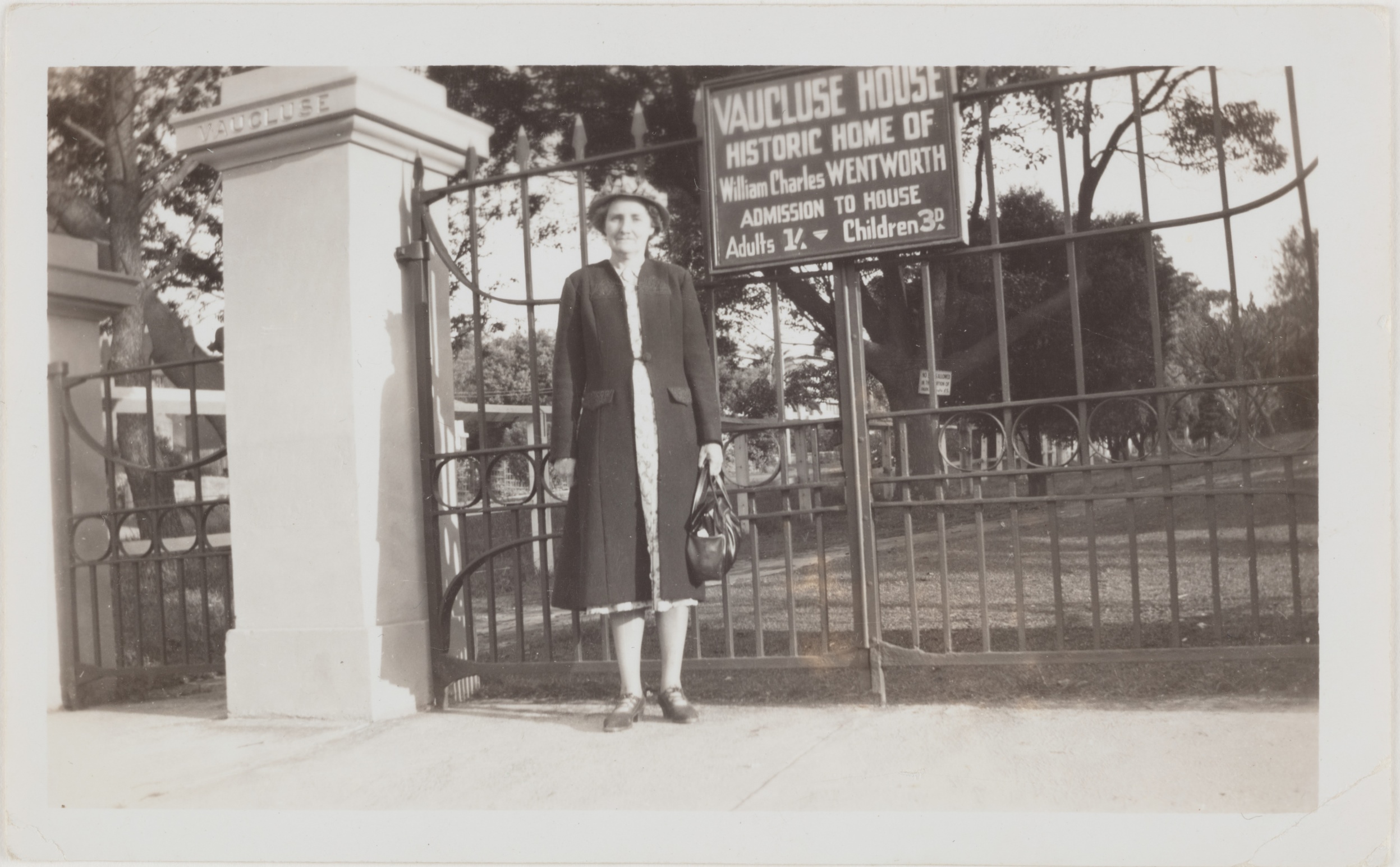 Visitor at the entrance gates to Vaucluse House, around 1925 / photographer unknown