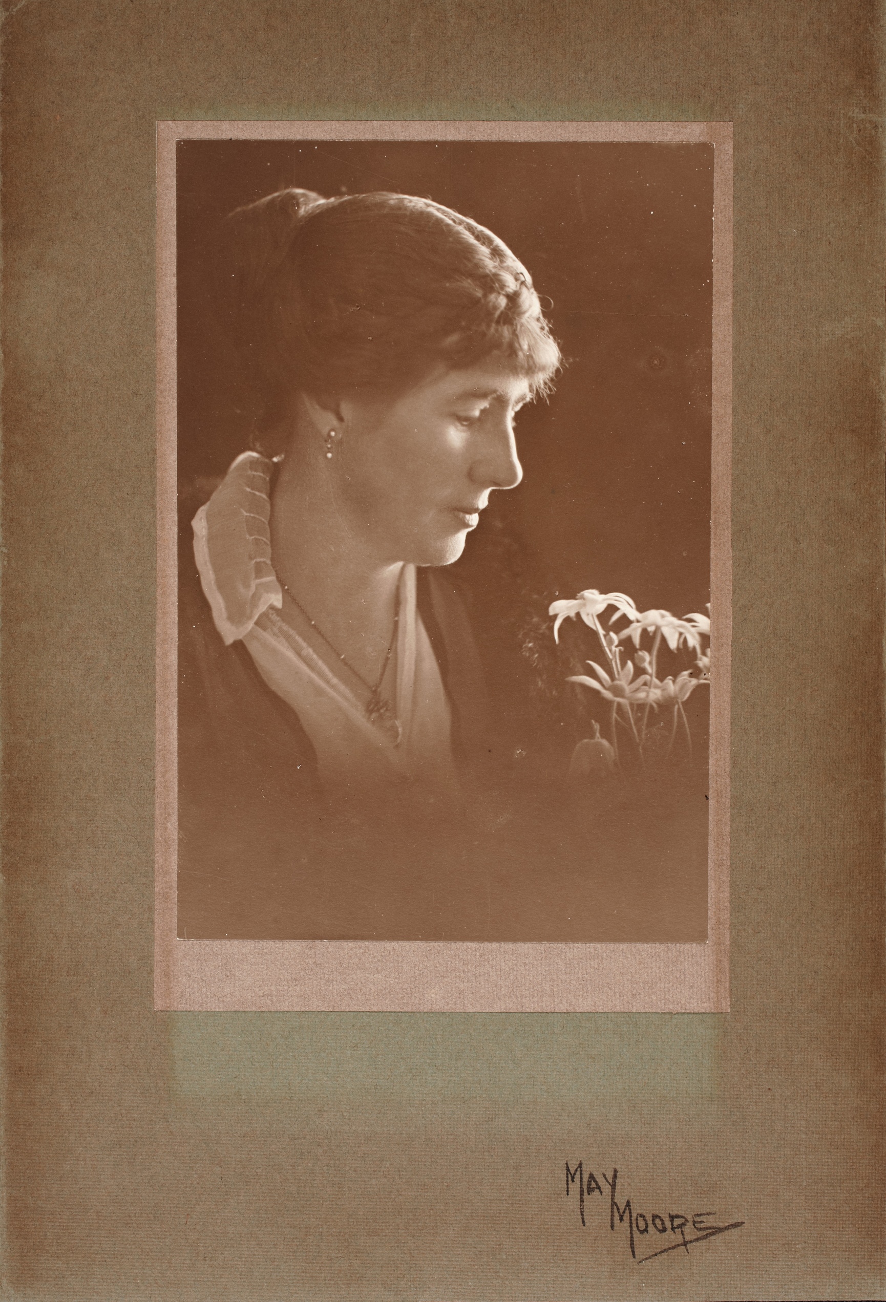 Studio portrait of Nina Terry, around 1920 / May Moore